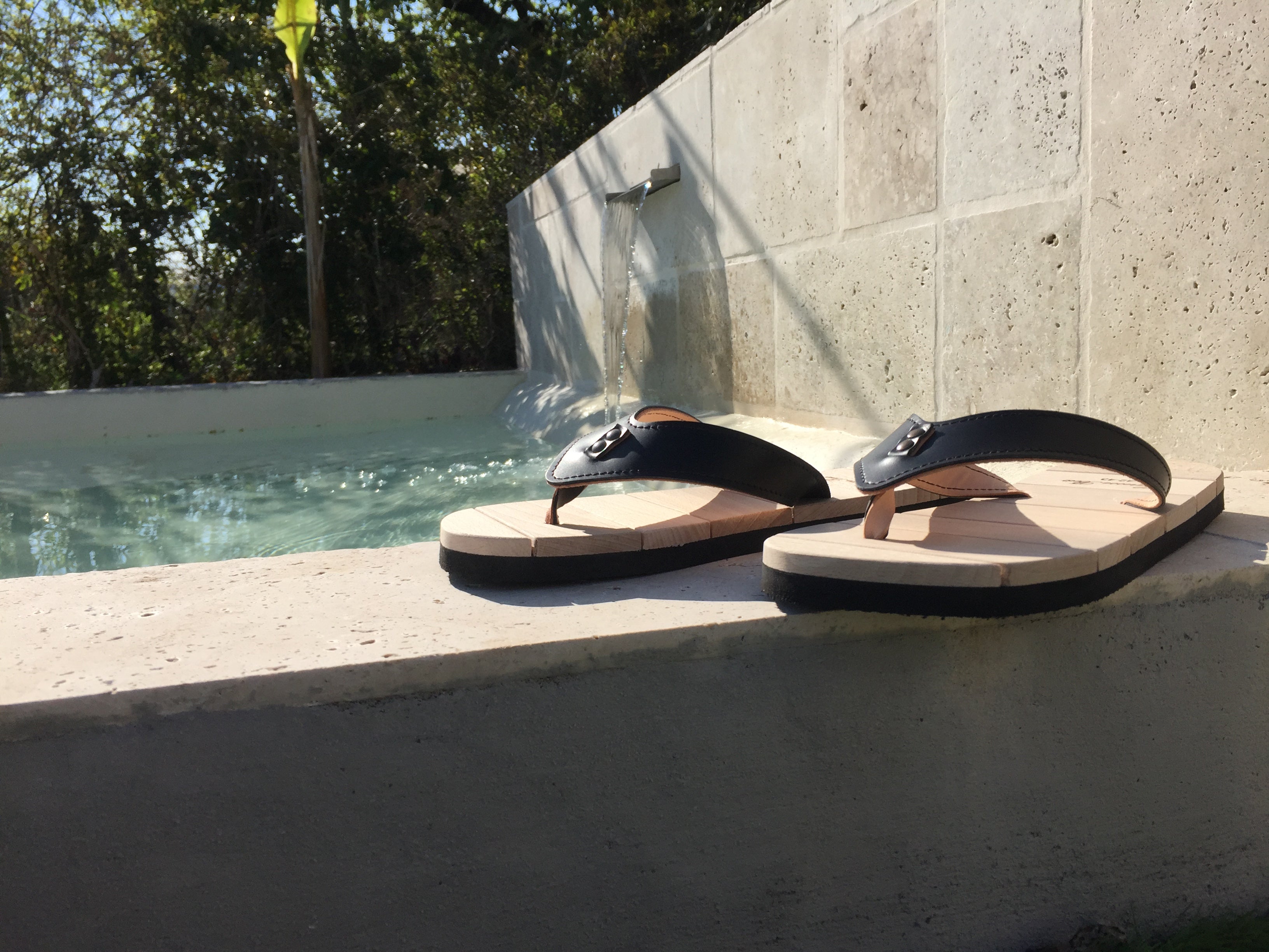 Tong de Luxe en Bois, Noire