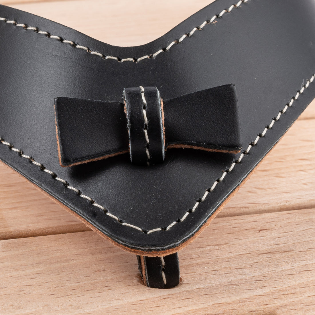 Tong de Luxe en Bois, Noire satin